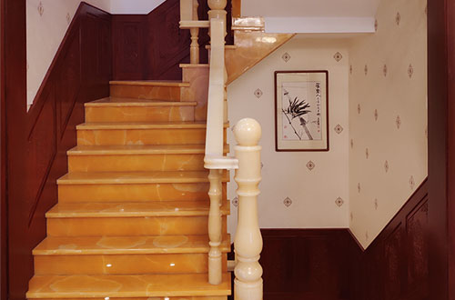 南平中式别墅室内汉白玉石楼梯的定制安装装饰效果