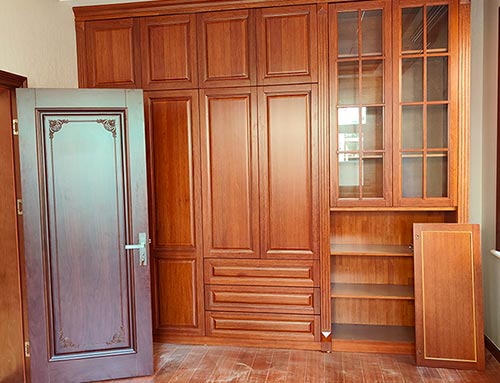 南平中式家庭装修里定制的实木衣柜效果图
